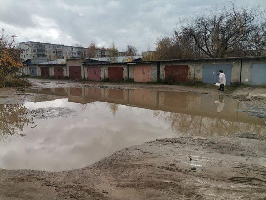 Жители дома на проспекте Строителей 5 лет бьются с провалами на дороге